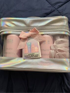 Baylis & Harding Pink Jojoba, Vanilla & Almond Oil Luxury Vanity Bag Set
